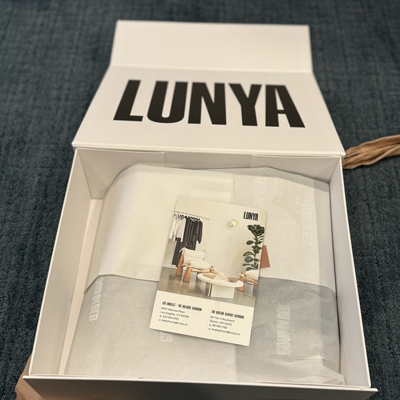 Lunya The Short Robe - Picture 7 of 8